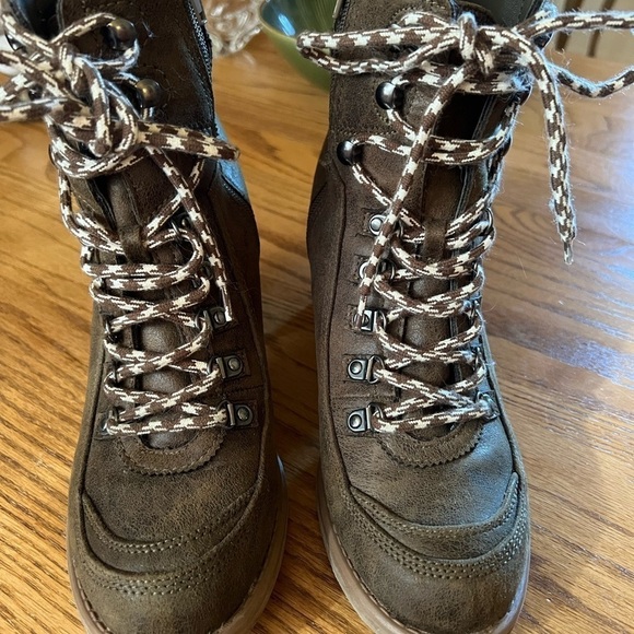 CARLOS BY CARLOS SANTANA Ardent Booties women’s boots size 8.5 lug chunky heels - Picture 8 of 9